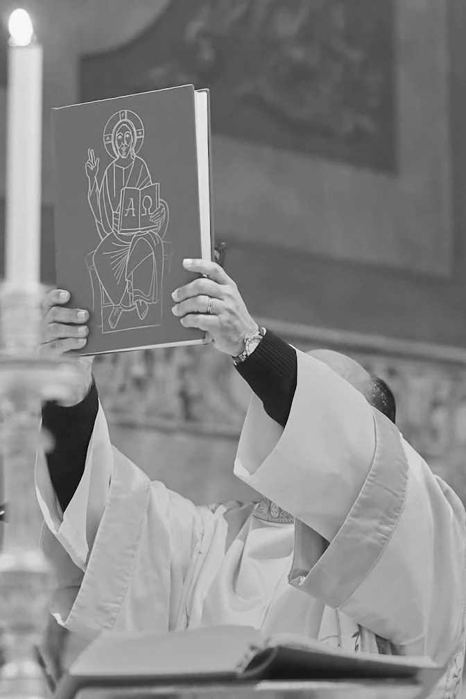 Livro liturgico erguido durante uma cerimonia