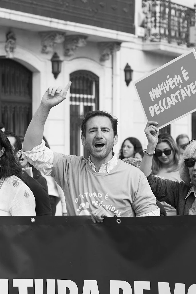 Homem segura cartaz durante uma manifestacao
