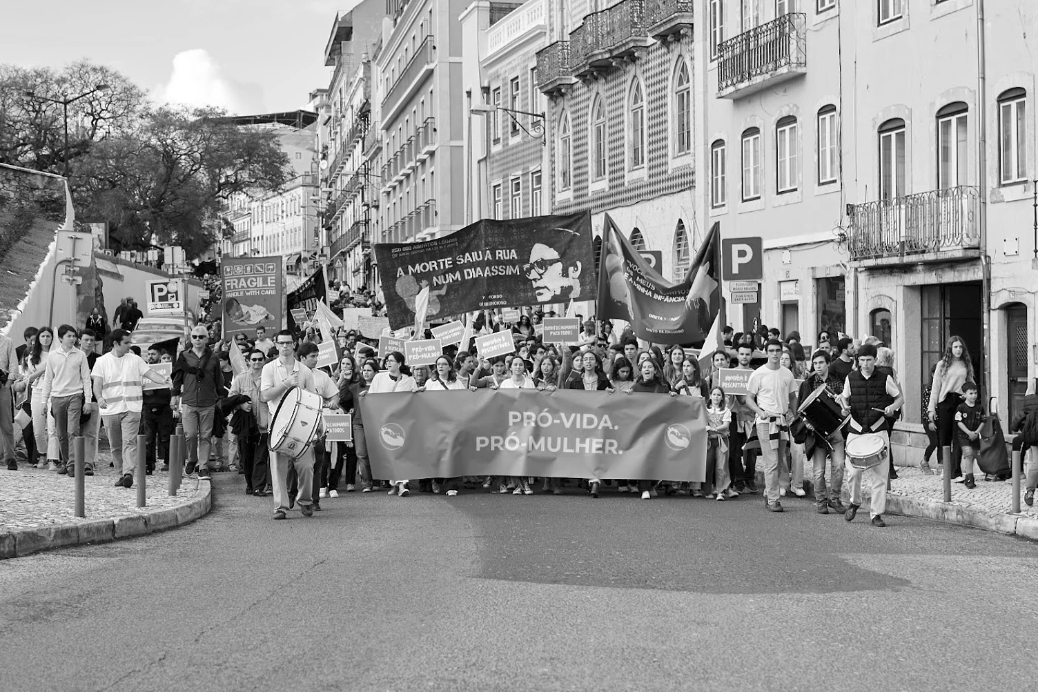 Manifestacao a descer uma rua em Lisboa