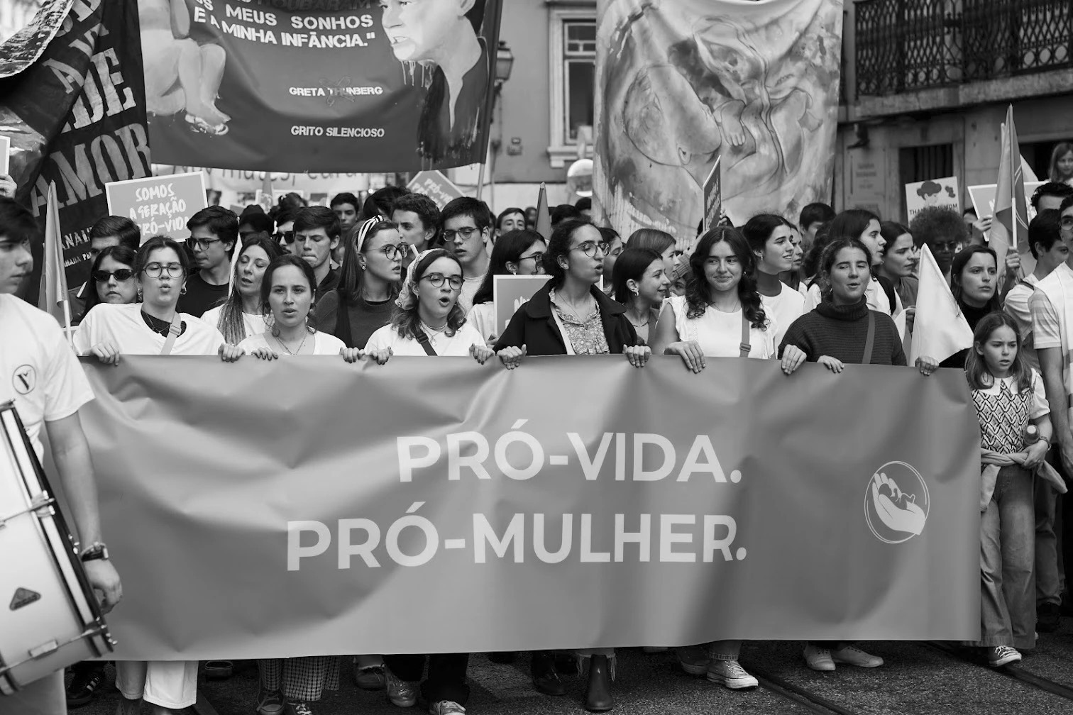 Manifestantes seguram uma faixa numa rua